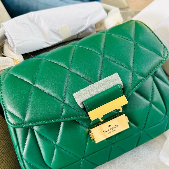 Chic and classy! It holds all of your essentials--wallet, keys and phone - Picture 4 of 6